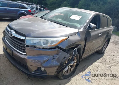 2015 Toyota Highlander Le Plus V6 z USA, uszkodzony, nr VIN 5TDBKRFHXFS119653